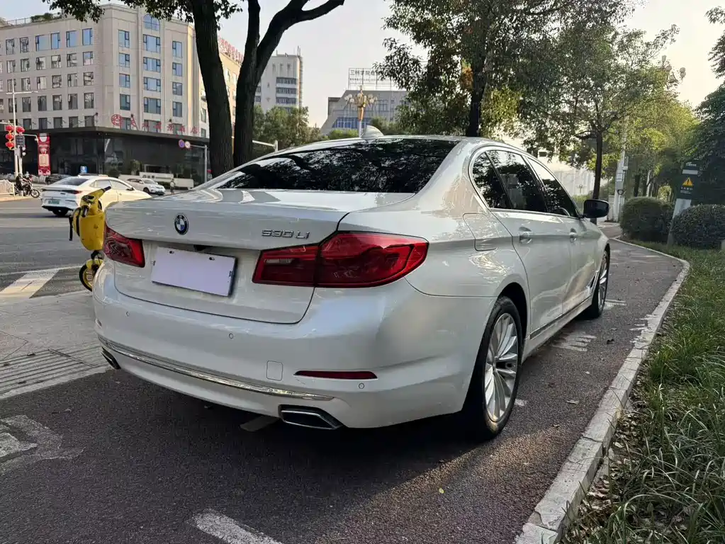 BMW 5 Series — миниатюра 9