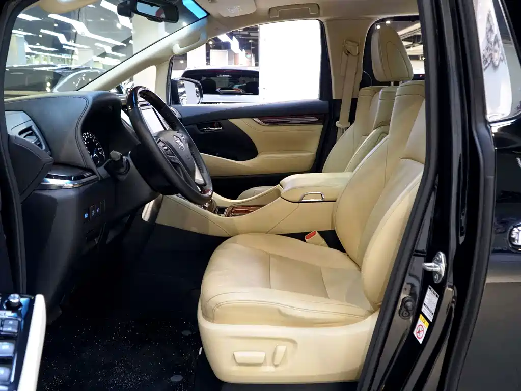 Toyota Alphard — миниатюра 7