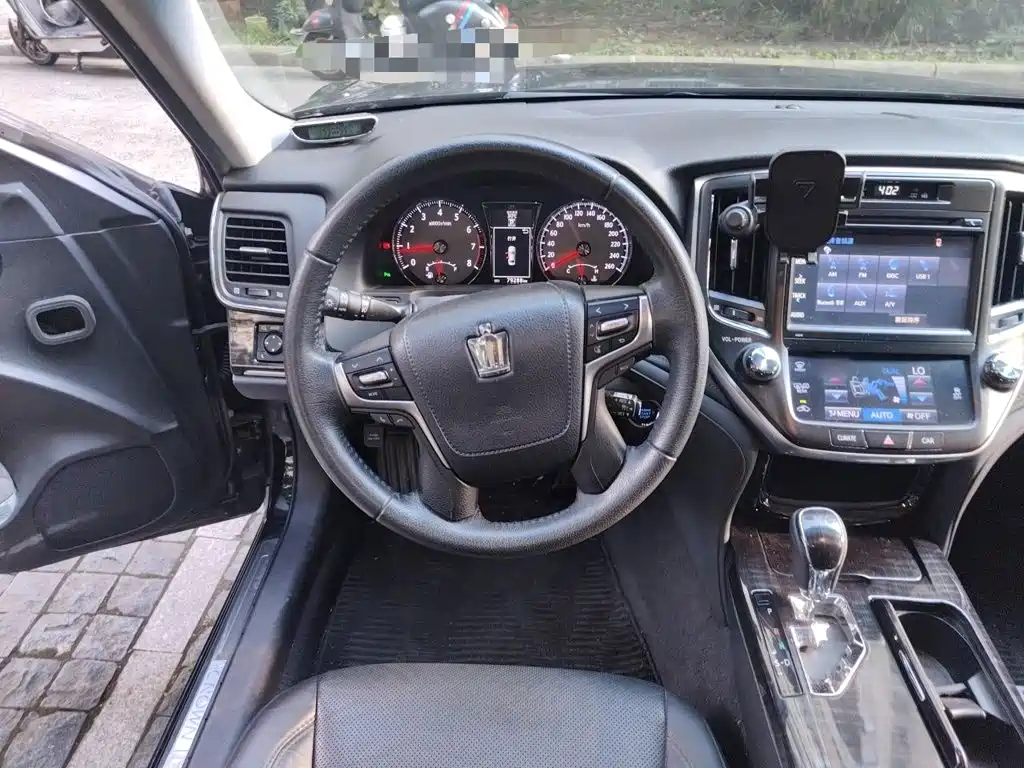 Toyota Crown — миниатюра 3