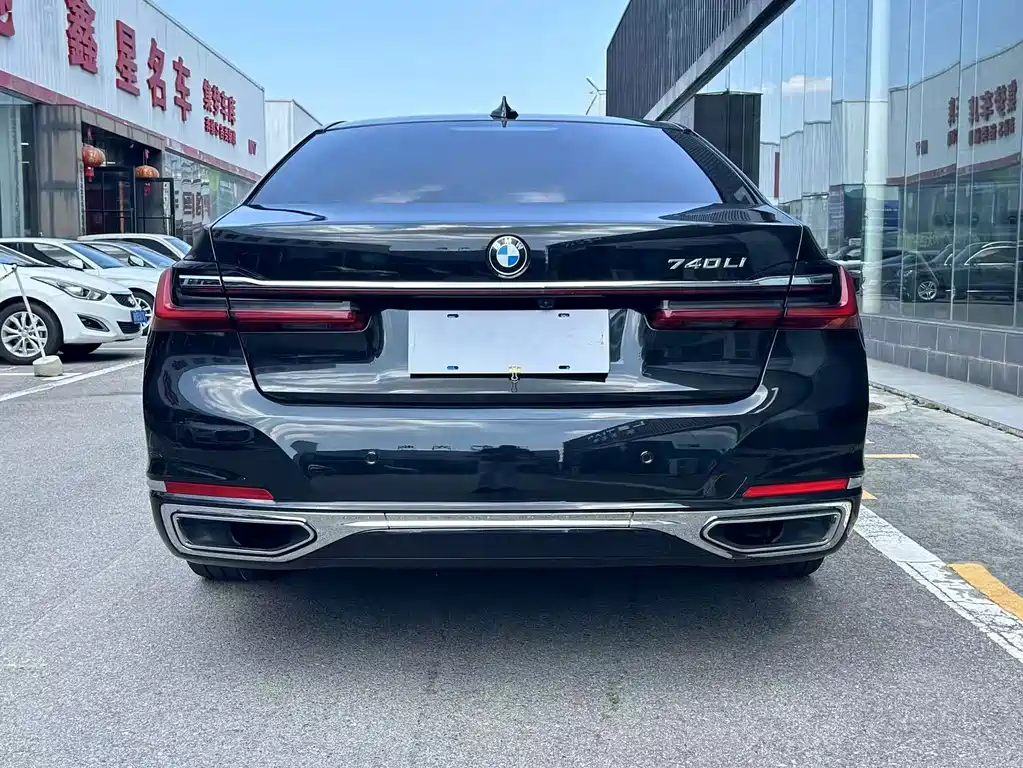BMW 7 Series — миниатюра 11