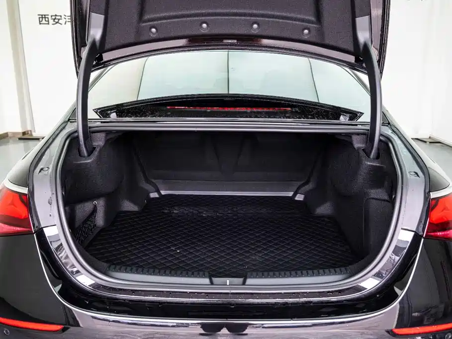 Mercedes-Benz E-Class — миниатюра 5