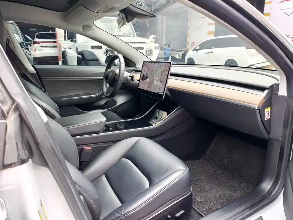 Tesla Model 3 — миниатюра 5