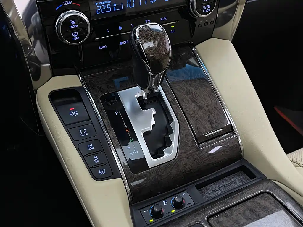Toyota Alphard — миниатюра 5