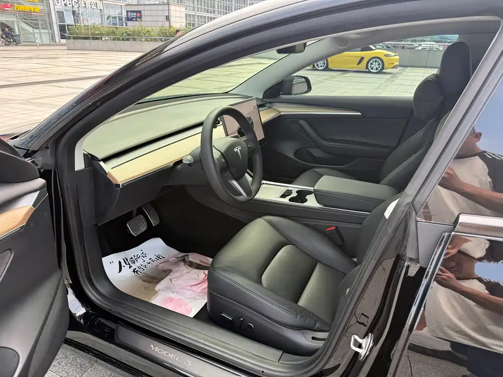 Tesla Model 3 — миниатюра 4