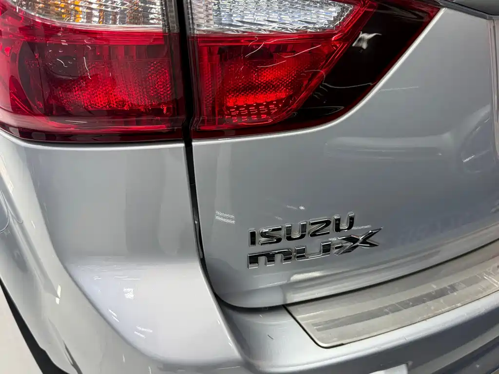 Isuzu MU-X — миниатюра 6