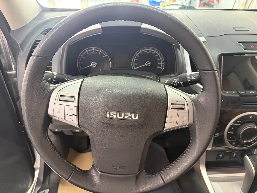 Isuzu MU-X — миниатюра 14