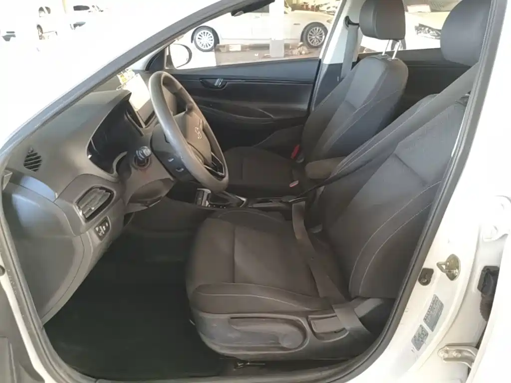 Hyundai Elantra — миниатюра 15