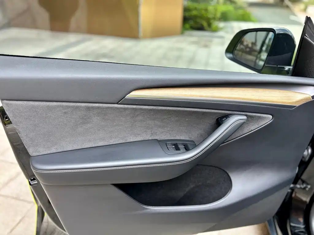 Tesla Model Y — миниатюра 11