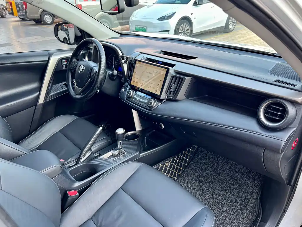 Toyota RAV4 — миниатюра 6