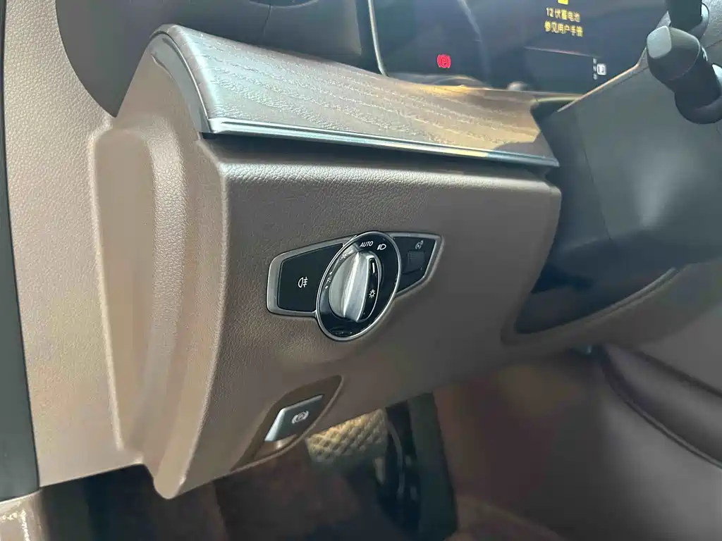 Mercedes-Benz E-Class — миниатюра 17
