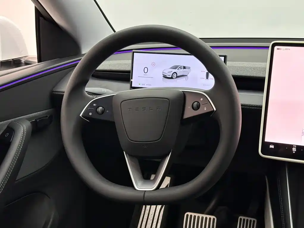 Tesla Model Y — миниатюра 12
