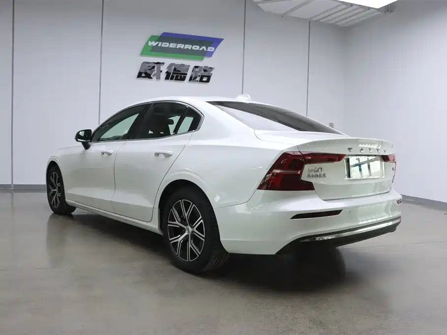 Volvo S60 2025 B4 Luxury