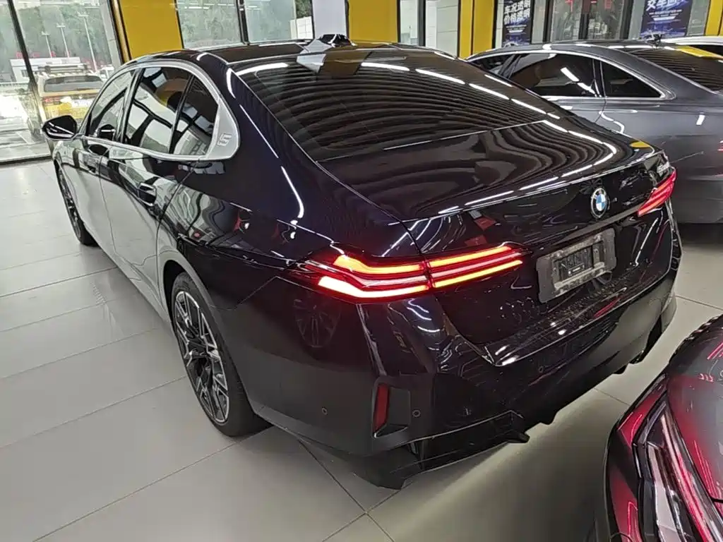 BMW 5 Series — миниатюра 5