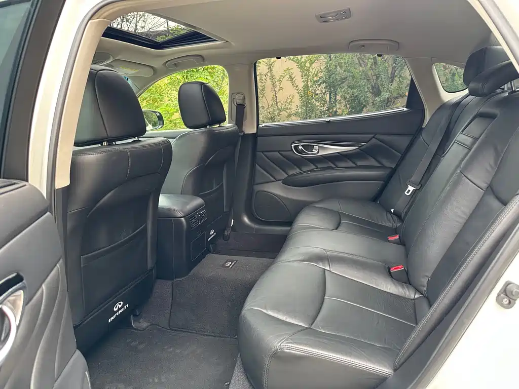 Infiniti Q70 — миниатюра 6