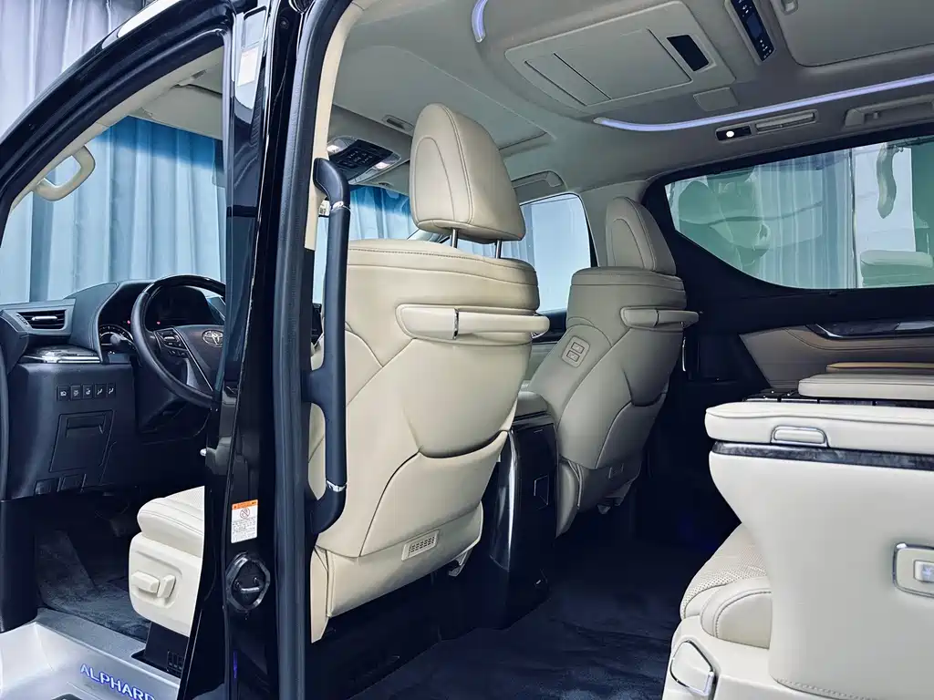 Toyota Alphard — миниатюра 10