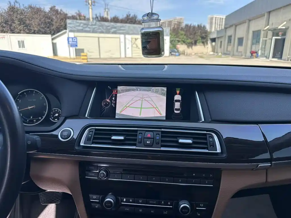BMW 7 Series — миниатюра 15