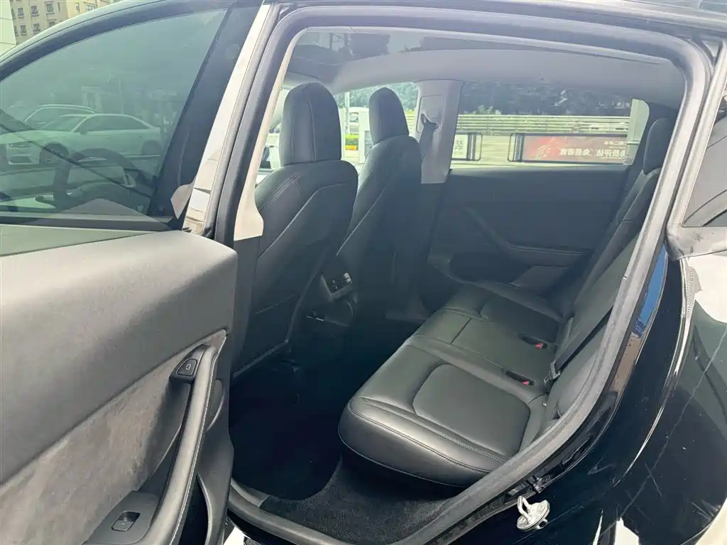 Tesla Model Y — миниатюра 9