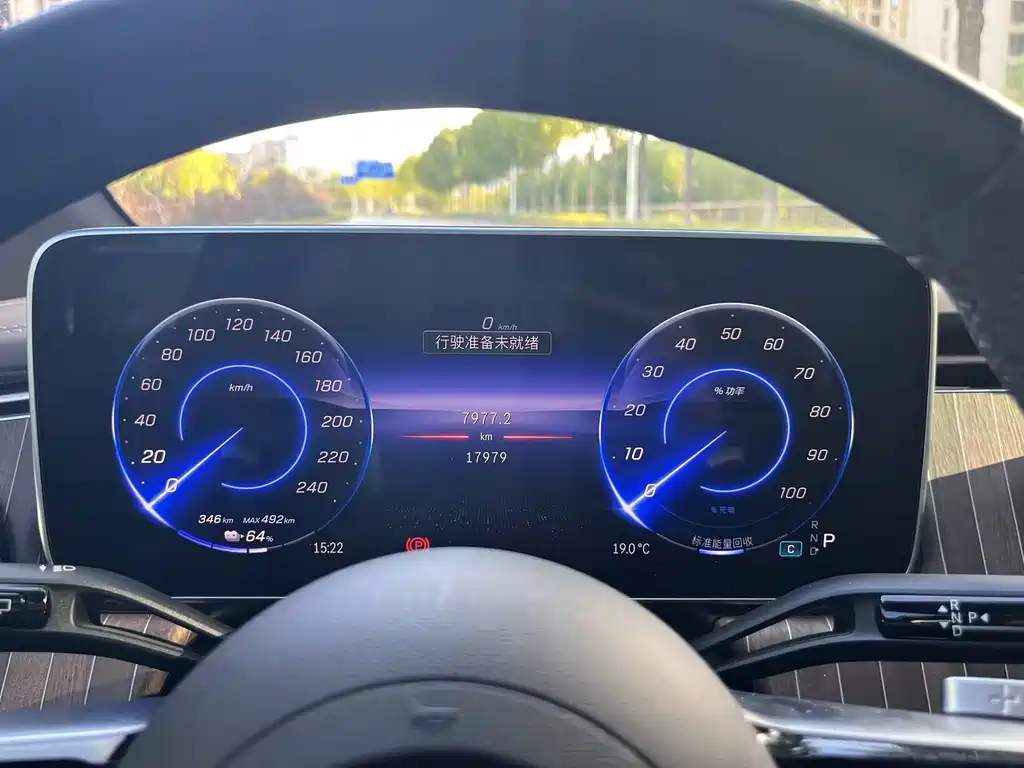 Mercedes-Benz EQE SUV — миниатюра 9