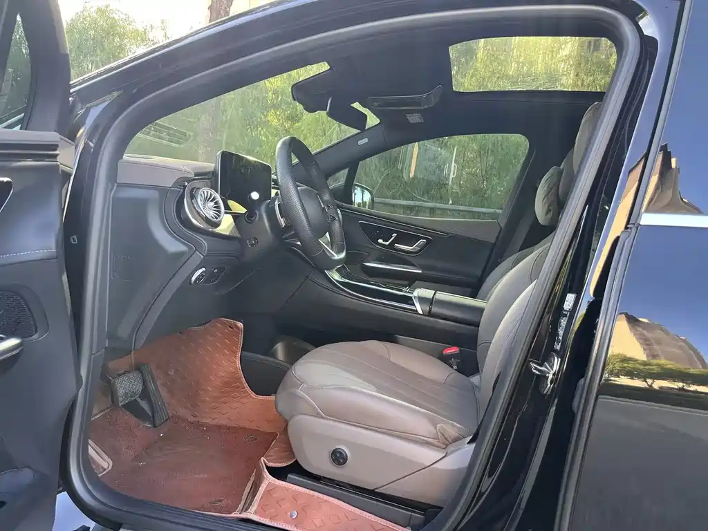 Mercedes-Benz EQE SUV — миниатюра 14