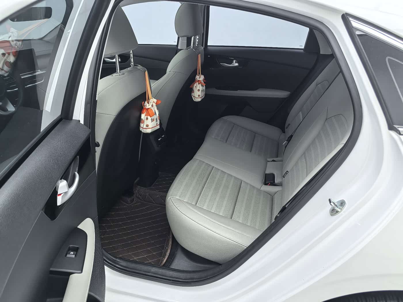 Kia K3 1.5 л 2023 г. Белый, пробег 24000 км