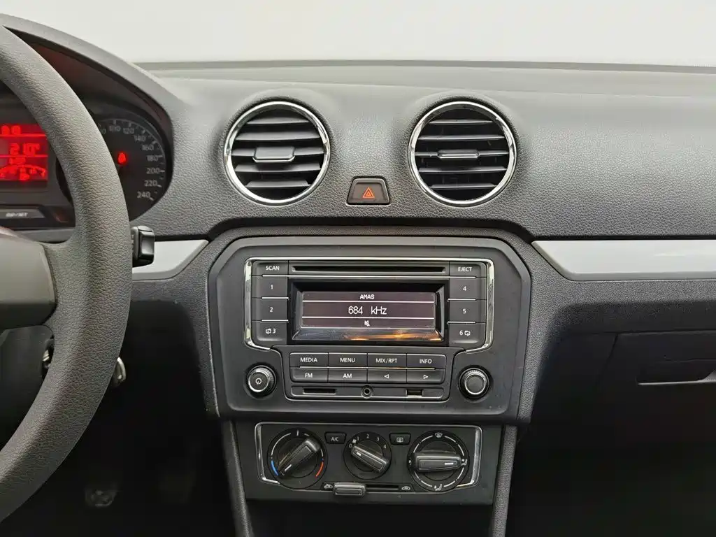 Volkswagen Jetta — миниатюра 12