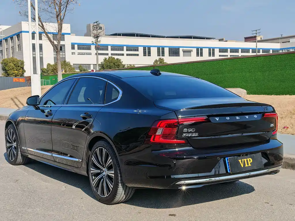 VOLVO S90