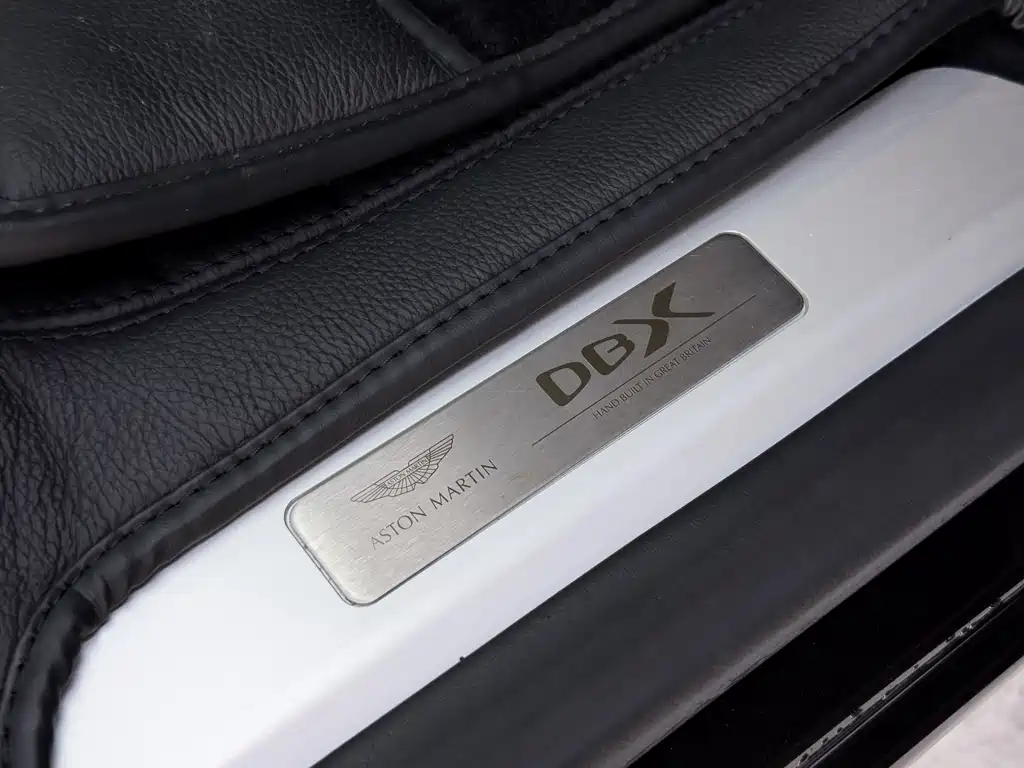Aston Martin DBX — миниатюра 10