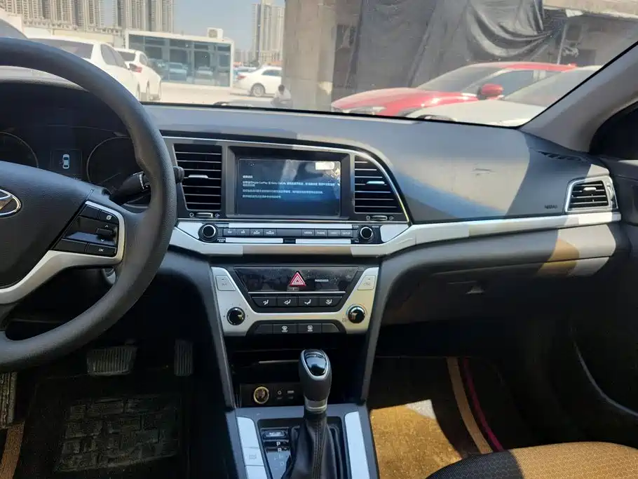 Hyundai Elantra — миниатюра 12