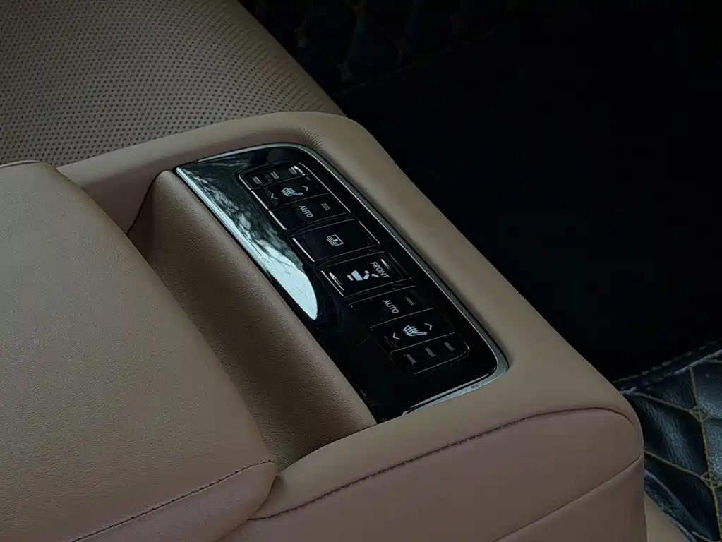 Lexus LS — миниатюра 12