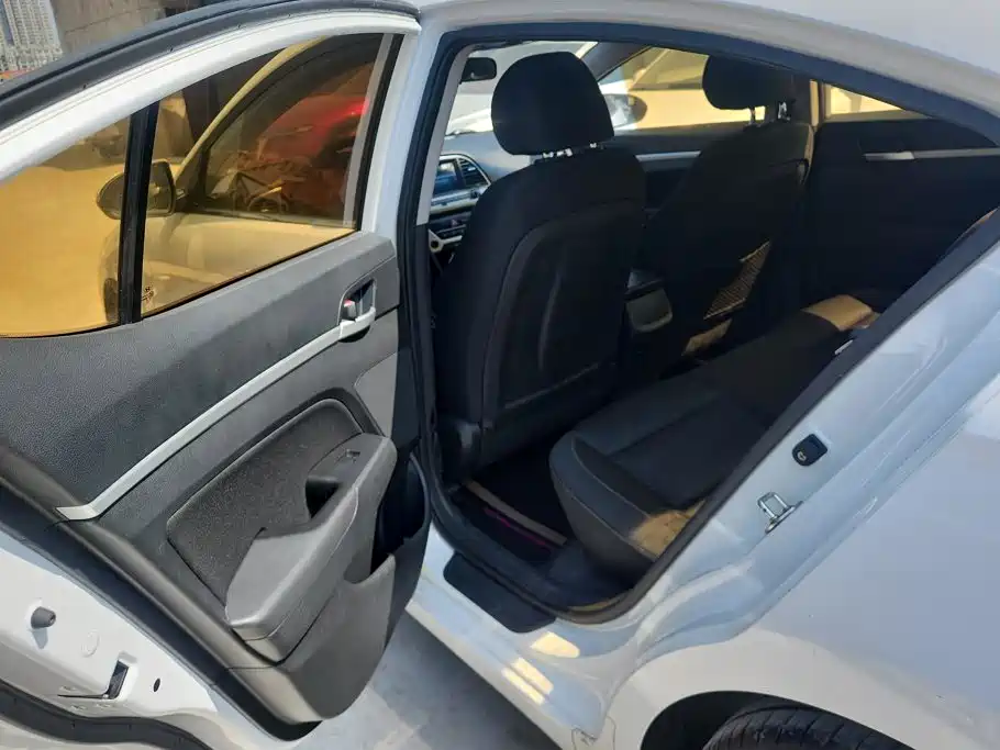 Hyundai Elantra — миниатюра 10