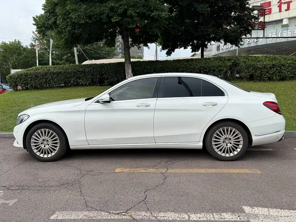 Mercedes-Benz C-Class — миниатюра 3