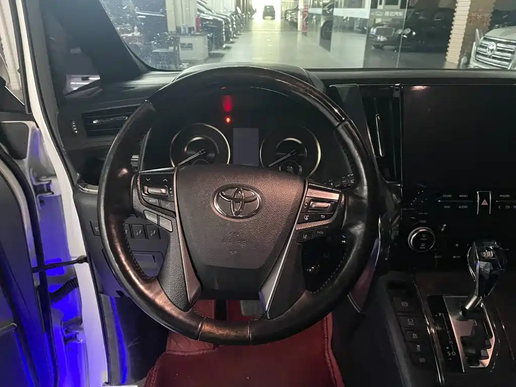 Toyota Alphard — миниатюра 10