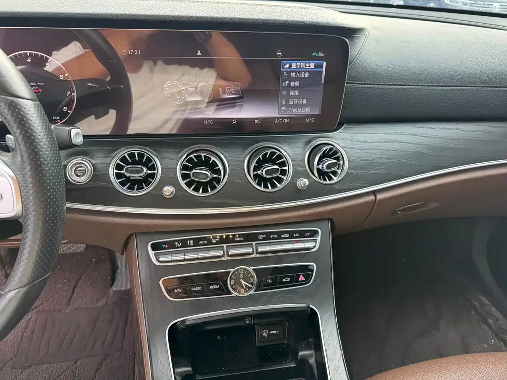 Mercedes-Benz E-Class — миниатюра 11