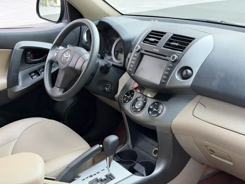 Toyota RAV4 — миниатюра 10