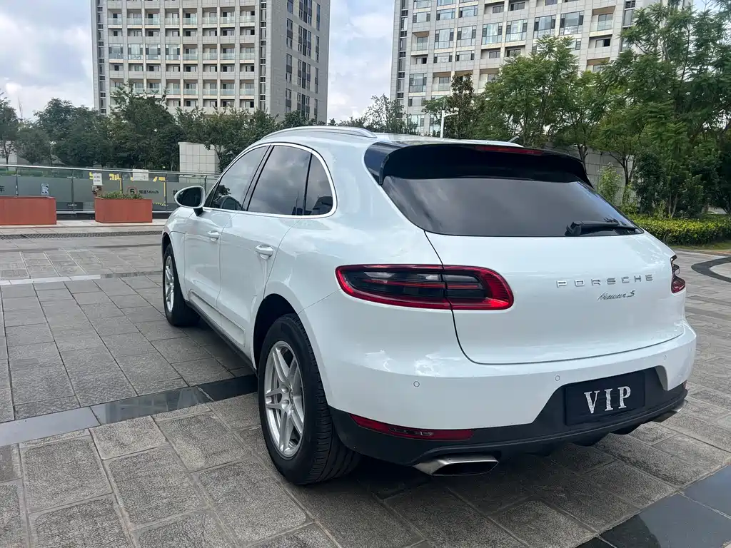PORSCHE MACAN