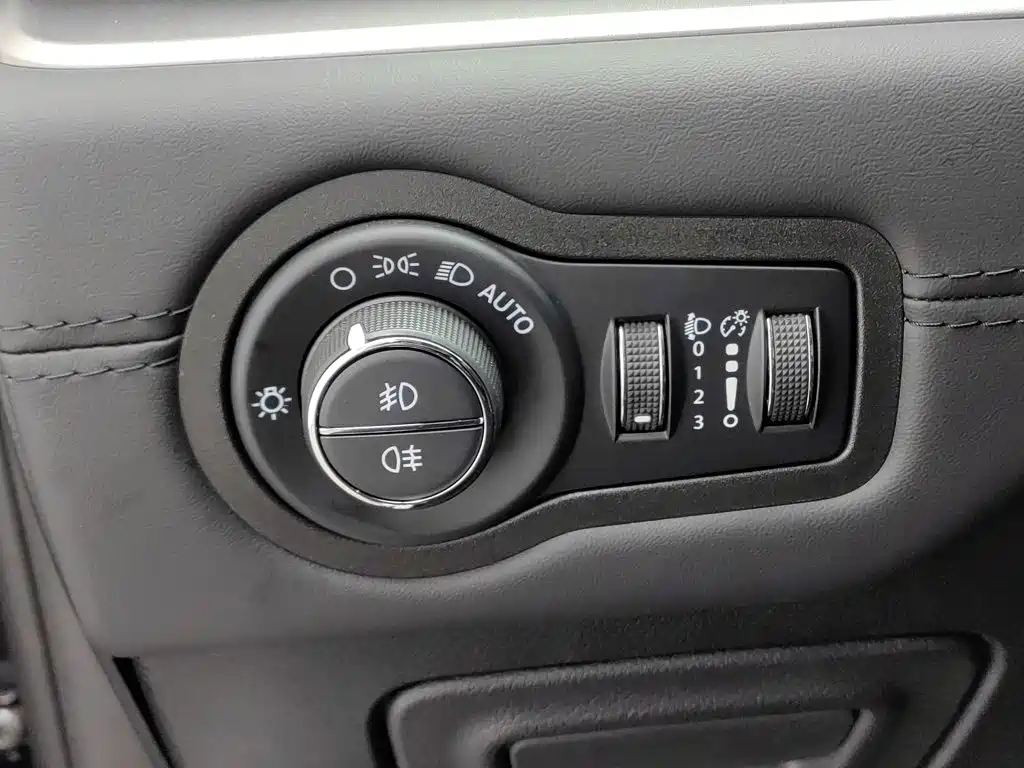 Jeep Grand Commander — миниатюра 21
