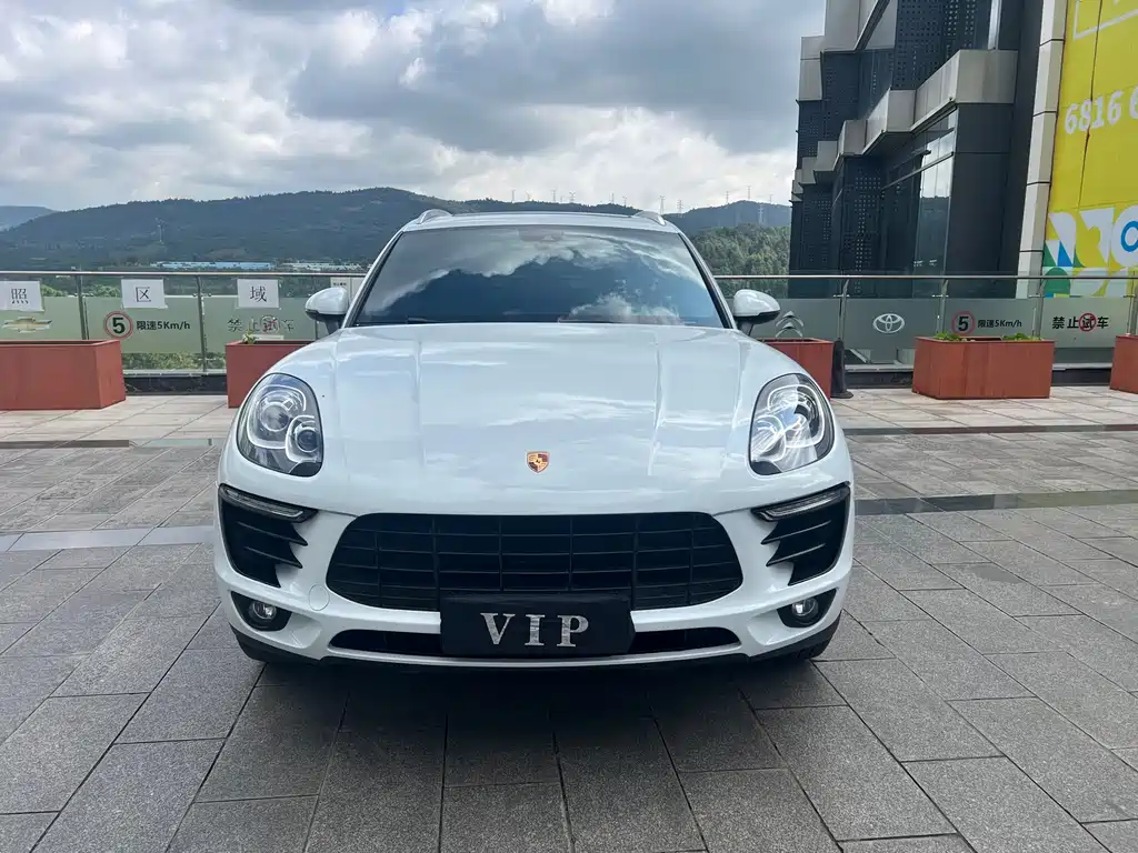 PORSCHE MACAN