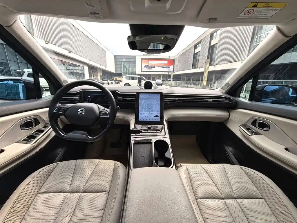 NIO ES8 2018 355KM мест