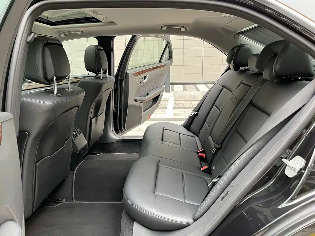 Mercedes-Benz E-Class — миниатюра 9
