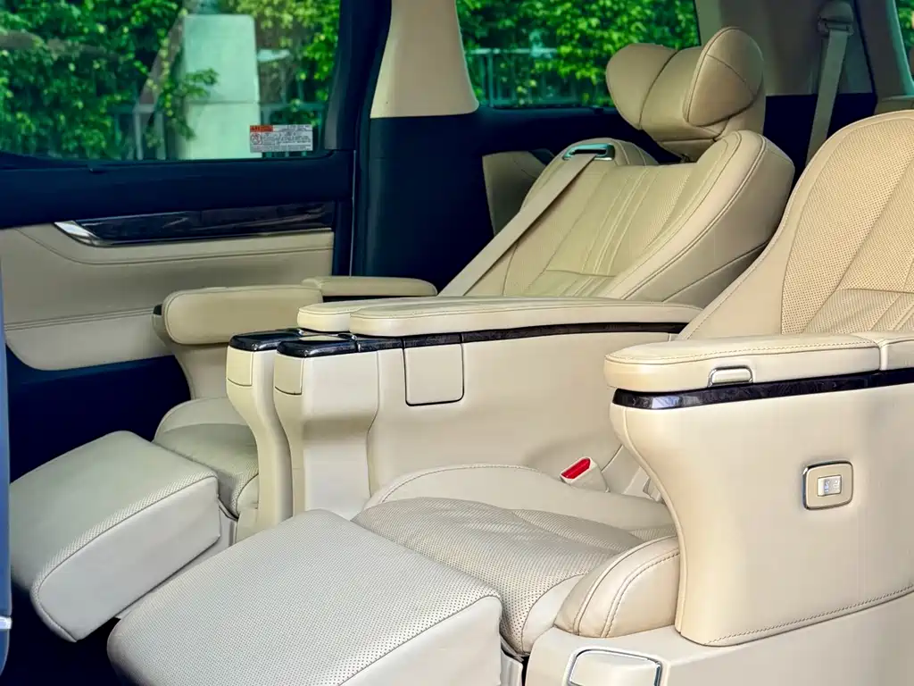 Toyota Alphard — миниатюра 8