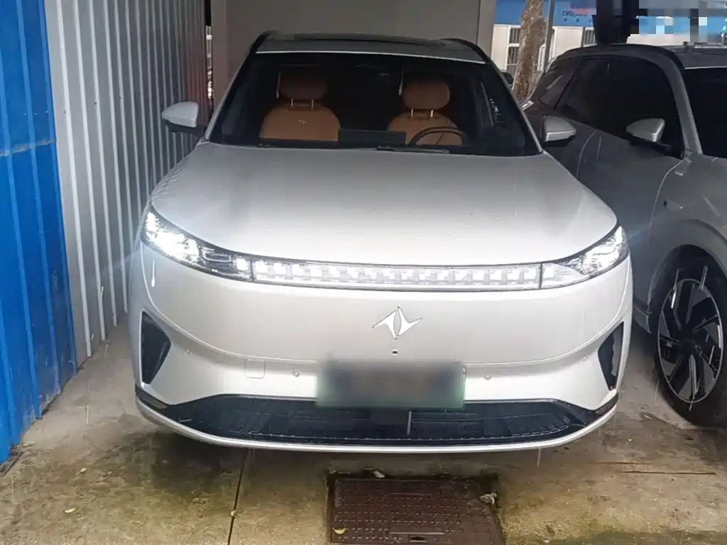 Dongfeng eπ008 2025 210Ultra 5 мест