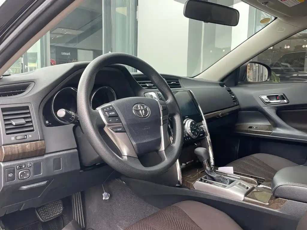 Toyota Reiz — миниатюра 5