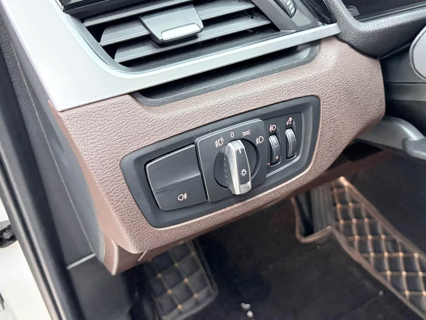 BMW X1 1.5 л 2022 г. Белый, пробег 16000 км