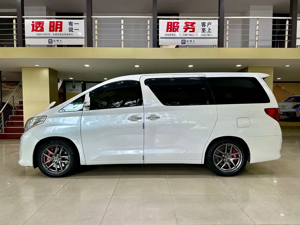 Toyota Alphard — миниатюра 2