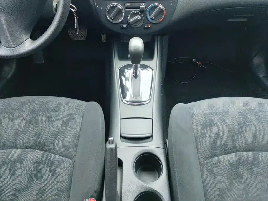Nissan Tiida — миниатюра 16