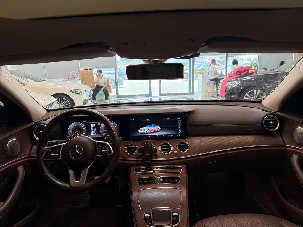 Mercedes-Benz E-Class — миниатюра 16