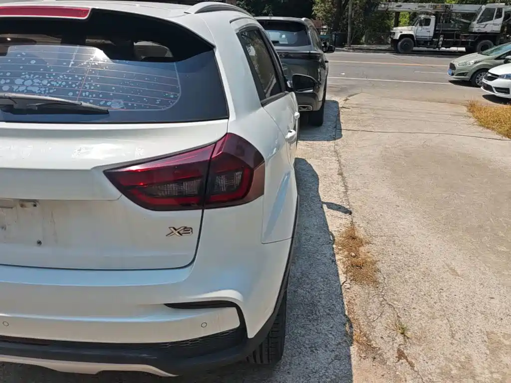 Geely Vision X3 — миниатюра 8