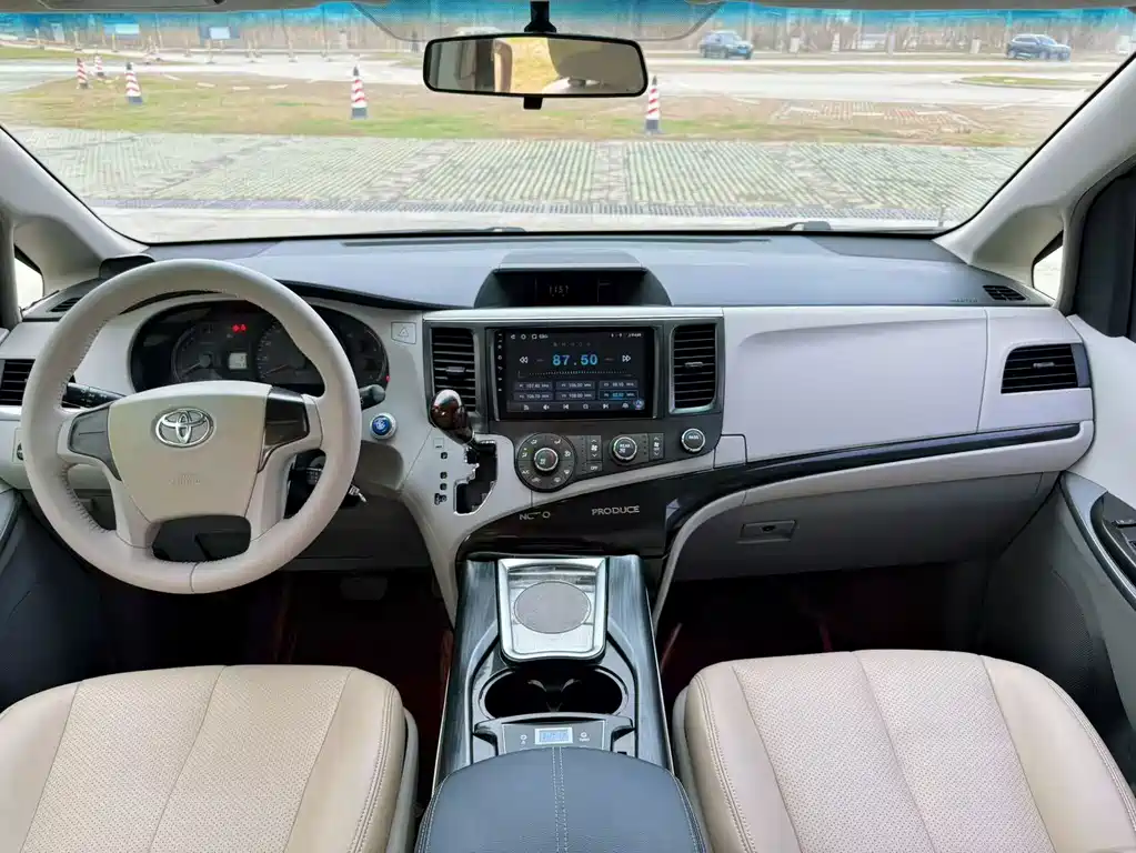 Toyota Sienna — миниатюра 9