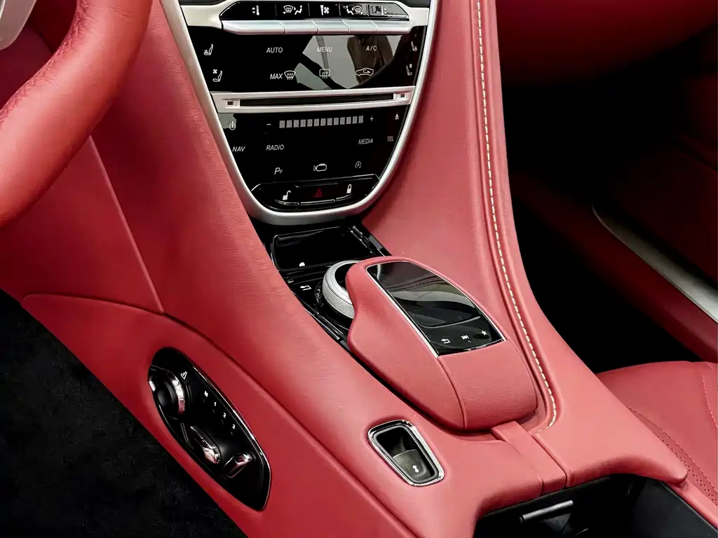 Aston Martin DB11 — миниатюра 12