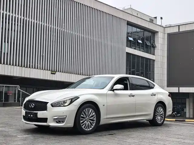 Infiniti Q70